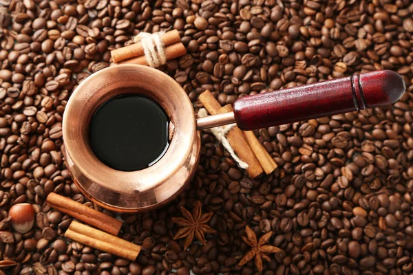 壶咖啡的咖啡豆背景上 — 图库照片