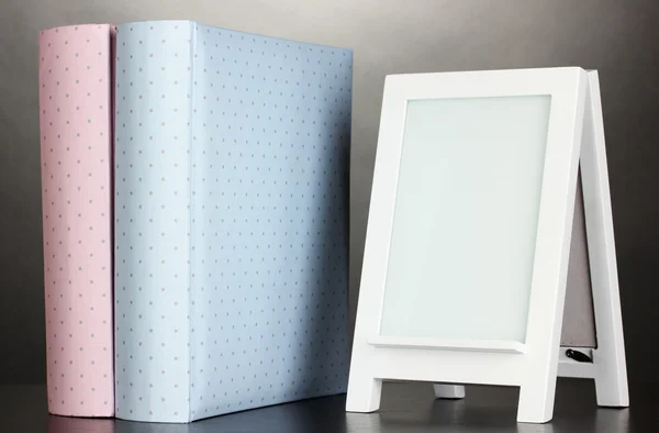 Белая рамка для домашнего оформления на сером фоне — стоковое фото