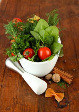 otlar ve baharatlar ahşap zemin üzerine seramik harç içinde