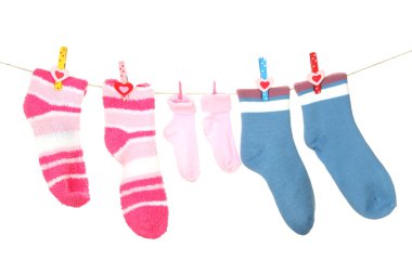 renkli çorap üzerine beyaz izole clothesline üzerinde asılı