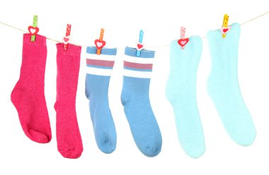 renkli çorap üzerine beyaz izole clothesline üzerinde asılı