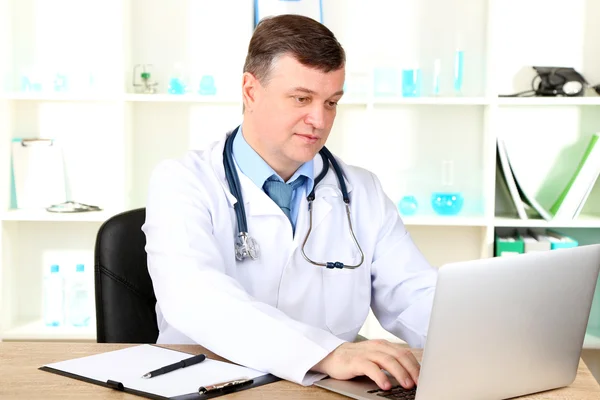 Médico trabajando en el escritorio — Foto de Stock