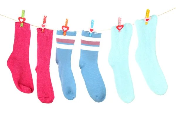Bunte Socken hängen an der Wäscheleine, isoliert auf weiß — Stockfoto