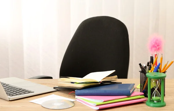 Escritorio de oficina en la habitación de fondo — Foto de Stock