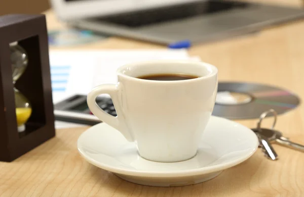 Xícara de café no escritório desktop close-up — Fotografia de Stock