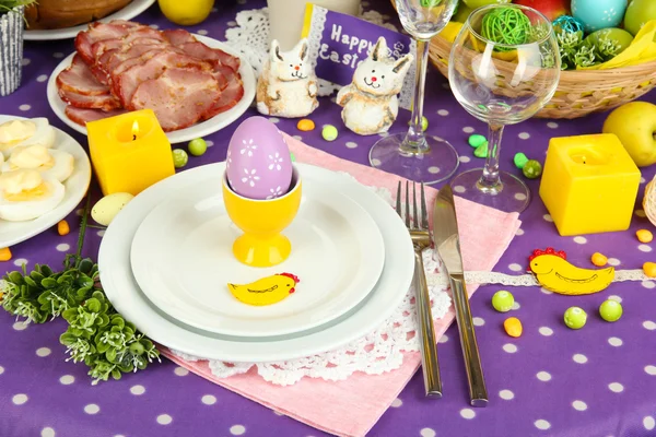 Pasen tafel serveren met smakelijke gerechten close-up — Stockfoto