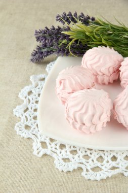 açık renkli plaka üzerinde Marshmallows