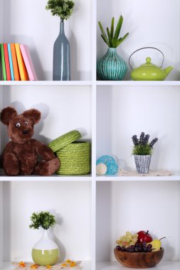 güzel beyaz raflara farklı ev ilgili nesneleri