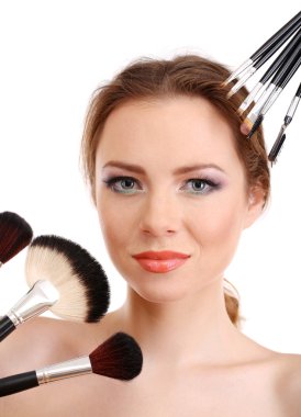 Makyaj fırçaları, üzerinde beyaz izole ile güzel bir kadın portresi