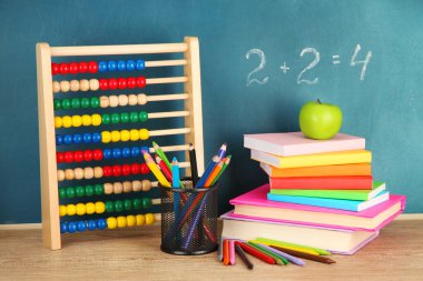 oyuncak abacus, kitap ve okul Danışma arka plan üzerinde tablo kalemleri