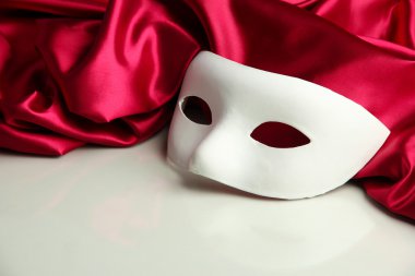 Beyaz maske ve üzerinde beyaz izole kırmızı ipek kumaş
