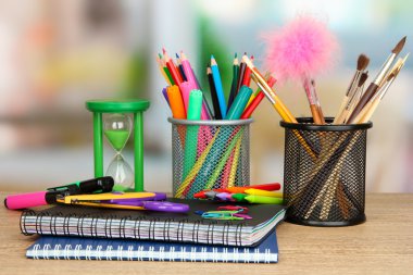 Okul malzemeleri ahşap masada.