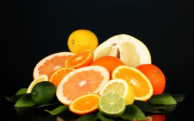 Olgun narenciye siyah izole bir sürü