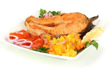 sebzeler üzerinde beyaz izole iştah açıcı ızgara somon