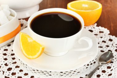 güzel beyaz yemek servisi ile portakal ahşap masa yakın çekim üzerinde