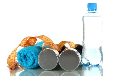 dambıl ile santimetre, havlu ve şişe suyu üzerinde beyaz izole