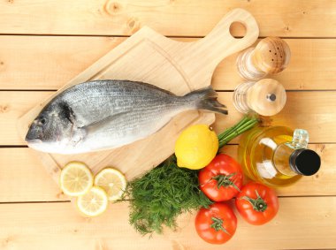 doğrama kurulu limon ve sebzeler üzerinde ahşap masa üzerinde taze dorado