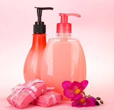 pembe bir arka plan üzerinde ve el yapımı Sıvı sabunlar