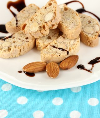 aromatik kurabiye cantuccini plaka üzerinde mavi masa örtüsü yakın çekim