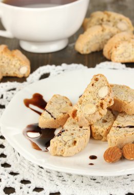 aromatik kurabiye cantuccini ve ahşap masa yakın çekim üzerinde kahve