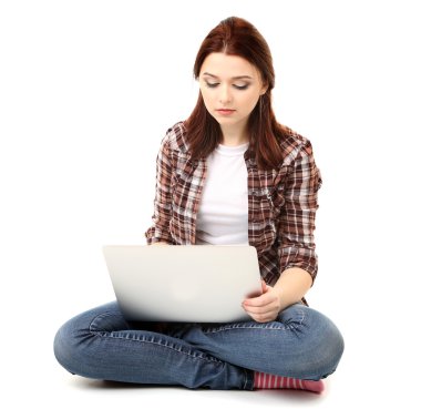 güzel genç kadın ile üzerine beyaz izole laptop