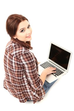 güzel genç kadın ile üzerine beyaz izole laptop