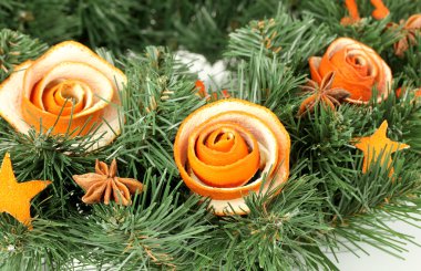 Gül kuru portakal kabuğu dan Noel çelenk süslenmiş