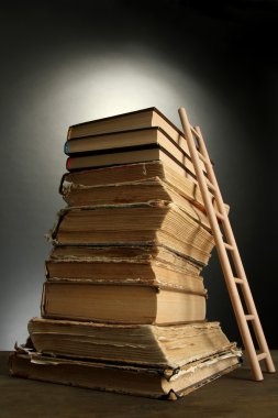 eski kitaplar ve Ahşap merdiven, gri arka plan üzerine