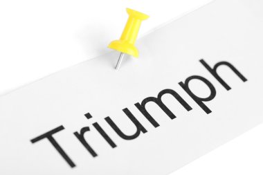 Bunun üzerine beyaz izole yazılı kelime triumph ile kağıt üzerinde itme