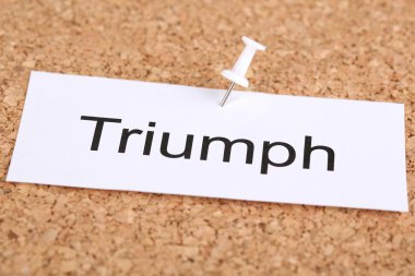 cork board üzerinde kelime triumph ile kağıt üzerinde itme