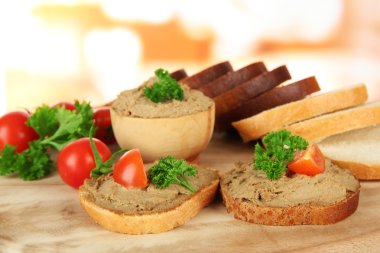 taze ezme, domates ve parlak zemin üzerine ekmek bileşimi