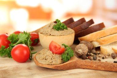 taze ezme, domates ve parlak zemin üzerine ekmek bileşimi