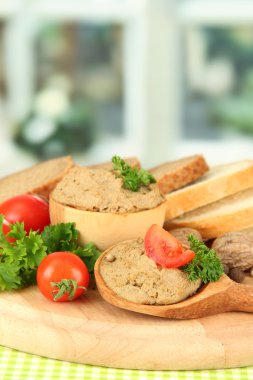 taze ezme, domates ve parlak zemin üzerine ekmek bileşimi
