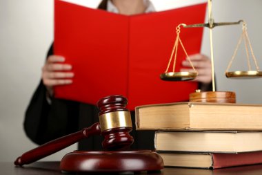 Yargıç kararı gri arka plan üzerine okuyun