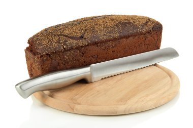 Susam ve ahşap tahta üzerinde beyaz izole üzerinde bıçak ile siyah ekmek