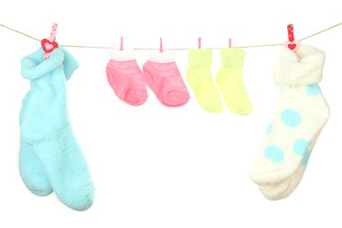 renkli çorap üzerine beyaz izole clothesline üzerinde asılı