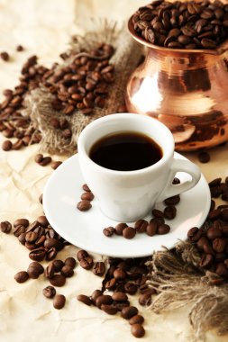 fincan ve kahve bej renkli arka plan üzerinde