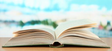 parlak zemin üzerine açık kitap