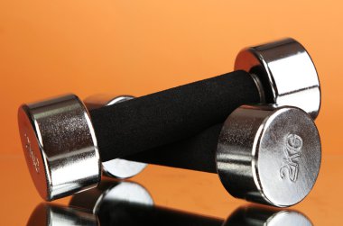 bej renkli arka plan üzerinde 2 kg halter