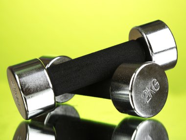 yeşil zemin üzerine 2 kg halter