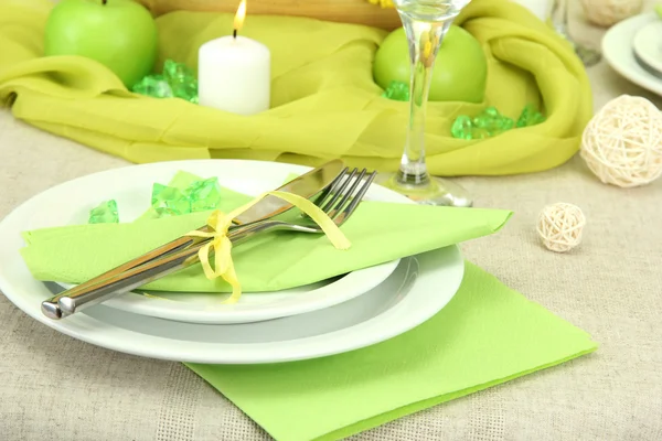 Hermoso ajuste de mesa de vacaciones con manzanas, primer plano —  Fotos de Stock