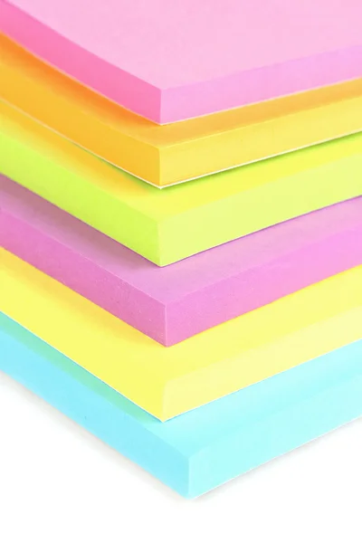 Pila de notas adhesivas de colores aislados en blanco — Foto de Stock