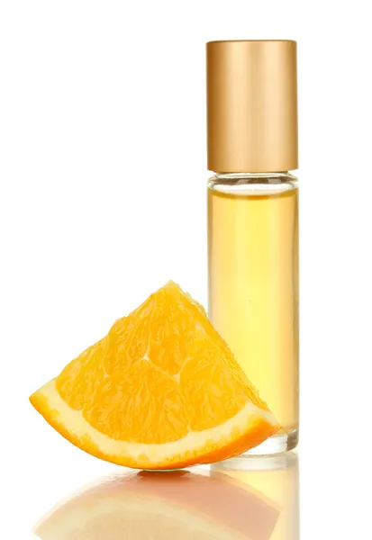 Perfume feminino em garrafa bonita com laranja isolada em branco — Fotografia de Stock