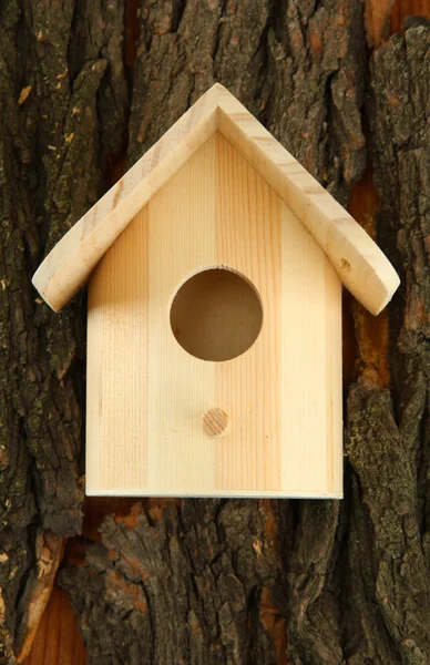 Scatola di nidificazione su sfondo di legno — Foto Stock