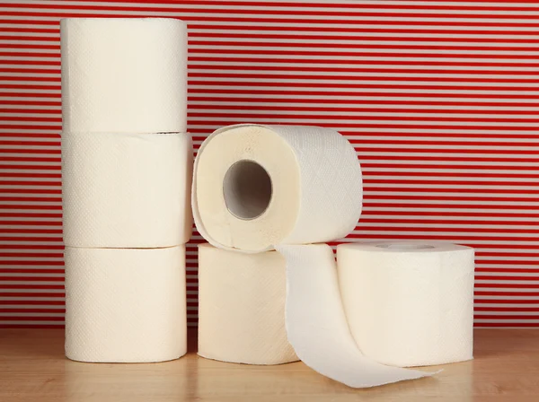 Rouleaux de papier toilette sur fond rouge rayé — Photo