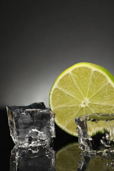 Eiswürfel mit Limette auf schwarzem Hintergrund — Stockfoto