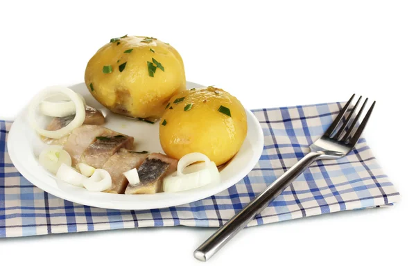 Piatto di aringhe e patate su piatto isolato su bianco — Foto Stock