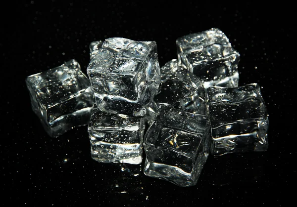 Cubos de hielo aislados en negro — Foto de Stock