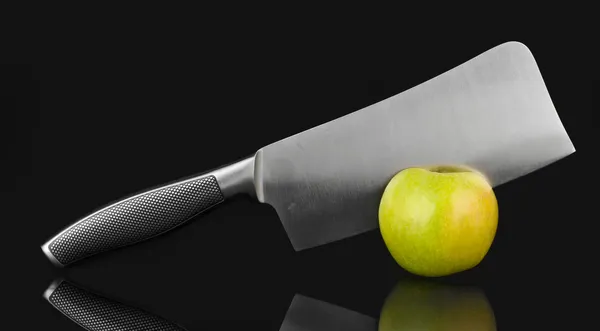 Grüner Apfel und Messer isoliert auf schwarz — Stockfoto