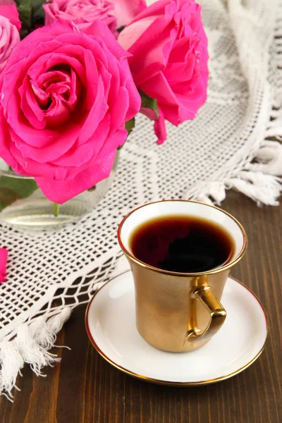 Όμορφο ροζ τριαντάφυλλα στο βάζο σε κοντινό πλάνο ξύλινο τραπέζι — Φωτογραφία Αρχείου